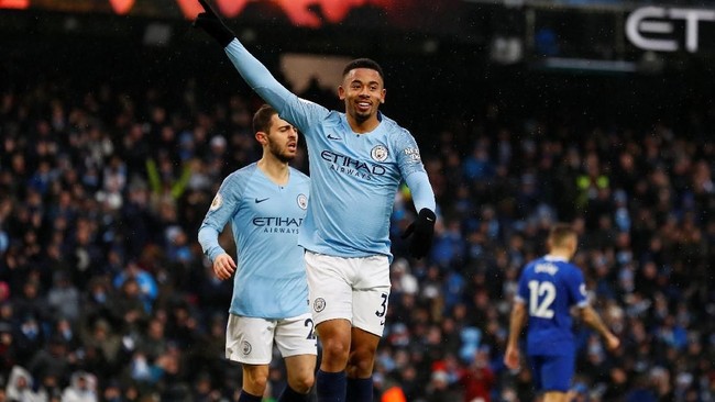 Manchester City kembali ke posisi puncak klasemen sementara Liga Inggris 2018/2019 usai tekuk Everton 3-1 di Stadion Etihad, Sabtu (15/12) sore waktu setempat.