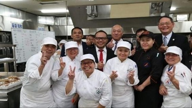 Menteri Ketenagakerjaan M. Hanif Dhakiri bangga karena peralatan yang dimiliki BLK milik Kemnaker tidak kalah dengan peralatan di Training Centre Taoyuan.