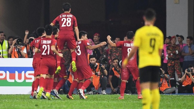 Timnas Vietnam menyabet gelar juara Piala AFF 2018 usai mengalahkan Malaysia 1-0 pada laga final di Stadion My Dinh, Hanoi, Sabtu (15/12).
