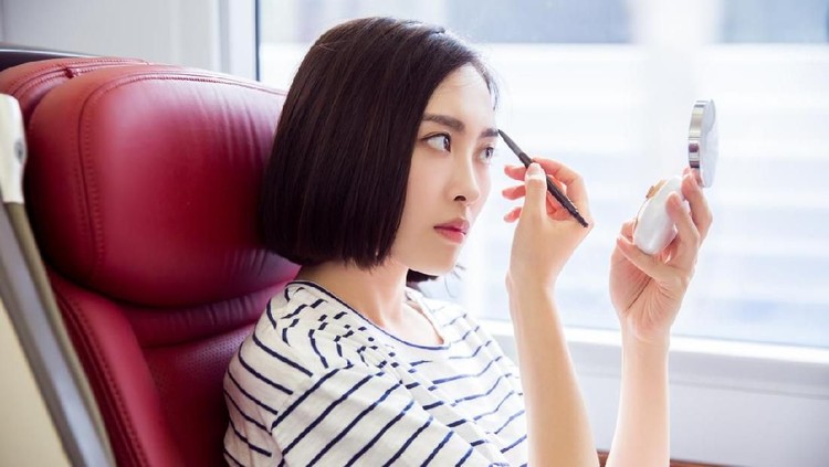 Eyelash, Eyebrow, Human Lips, Make-Up, Human Face