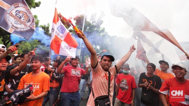 Gubernur DKI Jakarta menyambut suporter dan pemain Persija dalam pawai Persija di Balai Kota Sabtu (15/12) siang.