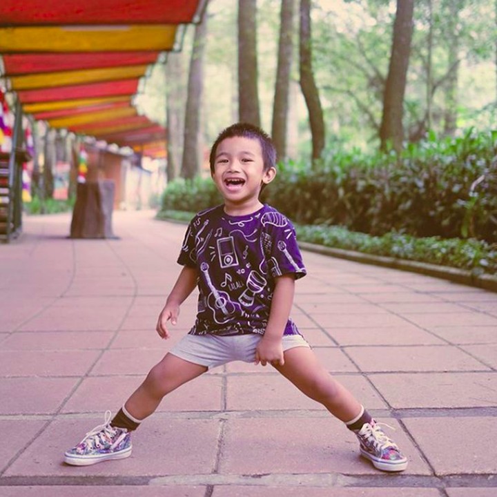 <p>Pendul anak yang ceria dan aktif, bisa dilihat dari senyumnya yang riang. (Foto: Instagram/shareefadaanish)</p>