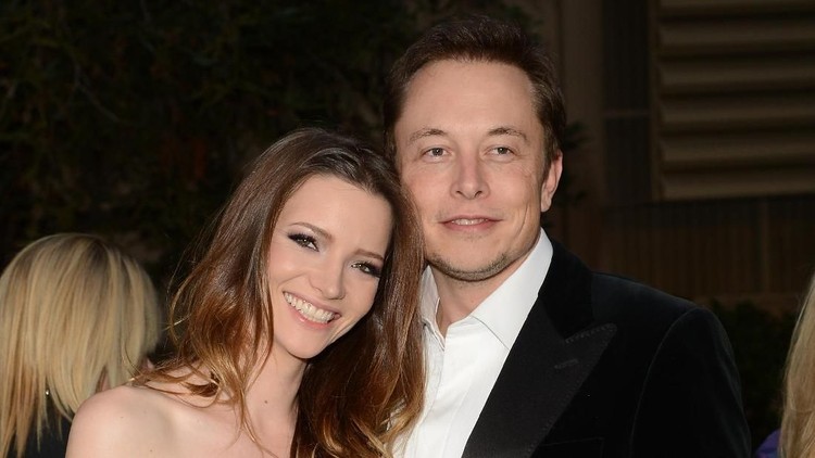 BURBANK, CA - SEPTEMBER 29:  Talulah Riley and Elon Musk arrive at the 22nd Annual Environmental Media Awards on Saturday Sept. 29, 2012, at Warner Bros. Studios in Burbank, Calif.  (Photo by Jason Merritt/Getty Images)