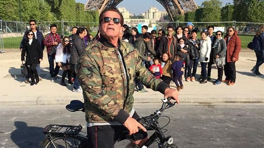 Selebriti Photobomb Arnold Schwarzenegger