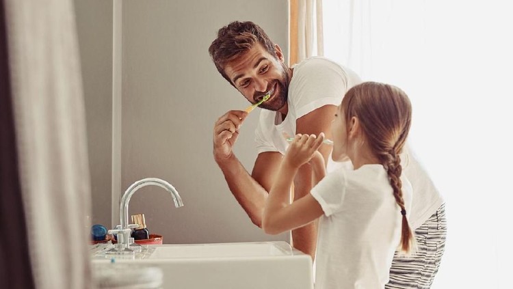 Berikut beberapa kebiasaan yang salah dalam menyikat gigi. Simak bersama agar tak salah berkelanjutan ya Bunda.