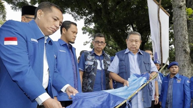Polisi menahan ketiga pelaku perusakan bendera dan baliho Demokrat dan masih terus menyelidiki pihak yang menyuruh mereka melakukan perusakan tersebut.