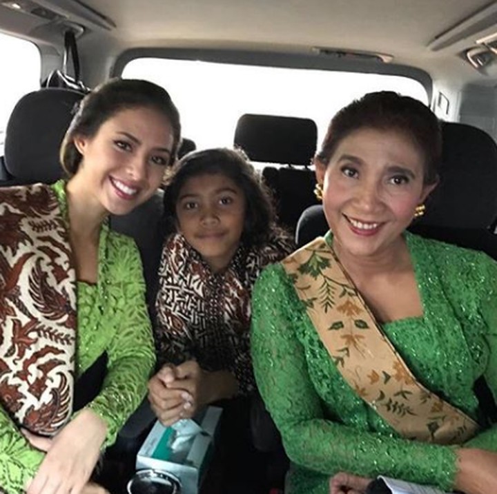 <p>Susi kompak berkebaya hijau bareng Nadine. Cantik dan anggun ya, Bun? (Foto: Instagram @susipudjiastuti115)</p>