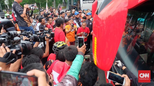 Para pendukung Persija Jakarta heboh menyambut gelandang Macan Kemayoran Riko Simanjuntak jelang pawai juara Liga 1 di depan GBK pada Sabtu (15/12) pagi.