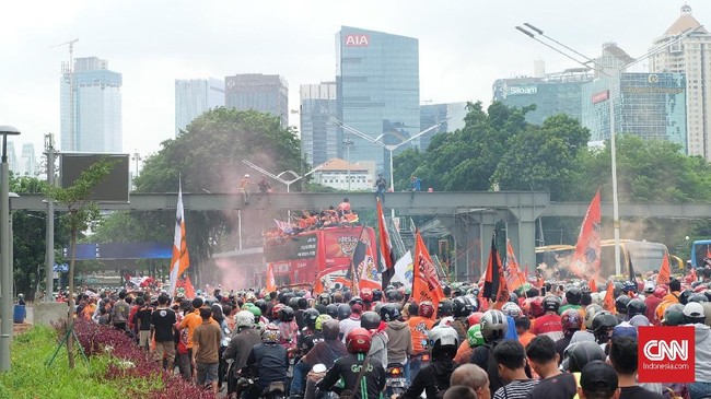 Puluhan ribu JakMania penuhi Jalan Jenderal Sudirman Jakarta untuk mengiring pawai Persija juara Liga 1 dari Pintu Masuk I GBK hingga Balai Kota, Sabtu (15/12).