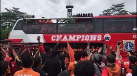 VIDEO: Kibar Bendera dan Sorak Sorai Iringi Pawai Persija