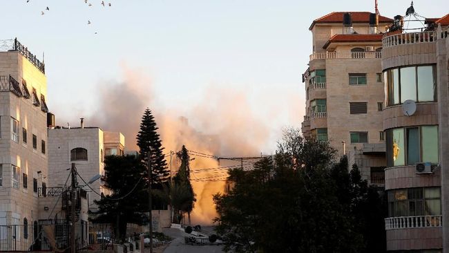 Israel Hancurkan Rumah Warga Palestina Terduga Pembunuh Militer Israel kembali menghancurkan kediaman keluarga Palestina terduga pelaku pembunuhan seorang wanita Israel pada Februari lalu.