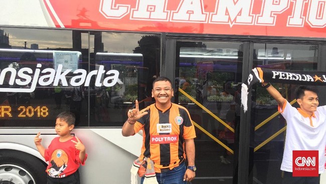 Para pendukung Persija mulai ramai berdatangan di Pintu I Gelora Bung Karno yang menjadi titik mulai pawai Persija Juara pada Sabtu (15/12) pagi.