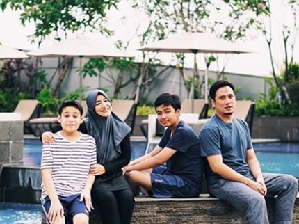 So Lucky! 6 Selebritas Indonesia yang Punya Anak Kembar