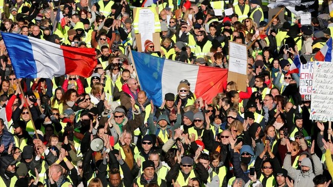Ribuan demonstran 'Rompi Kuning' bentrok dengan polisi anti huru-hara di Paris dan Amiens, Prancis, Sabtu (25/6), di saat kekuatannya makin menyusut.