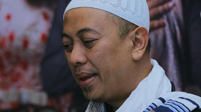 Opick, pelantun Tombo Ati, mengumumkan pernikahannya dengan Beby Silvana. Pernikahan ketiga Opick tersebut diumumkan lewat Instagram.