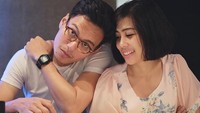 <p>Rendy dan Mia kini sedang sibuk-sibuknya membesarkan buah hatinya, Dara. (Foto: Instagram @miasesaria)</p>