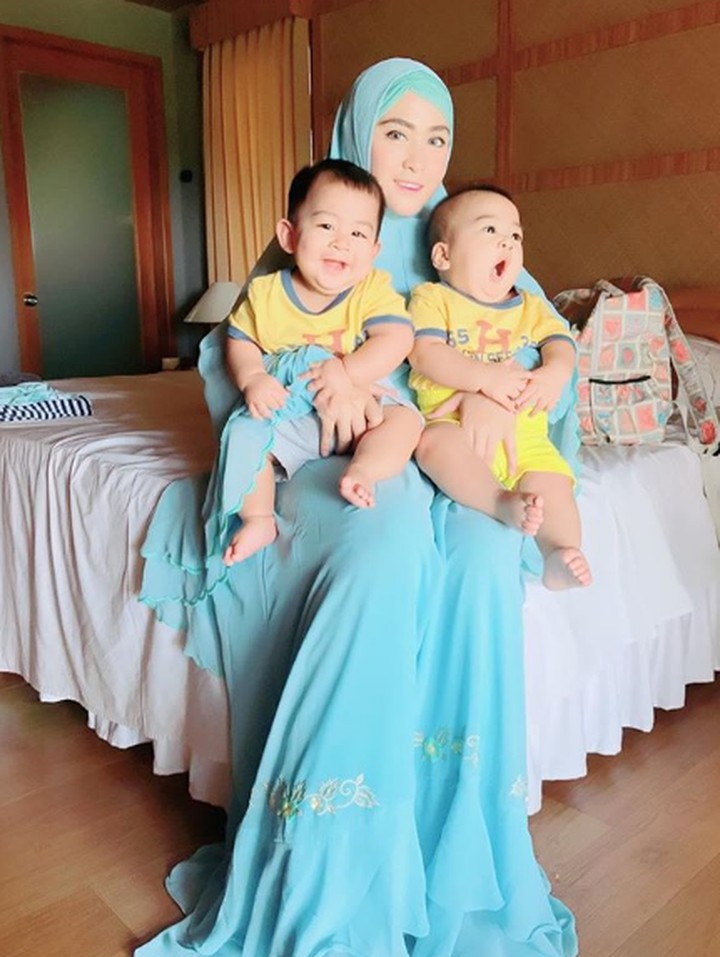 So Lucky! 6 Selebritas Indonesia yang Punya Anak Kembar