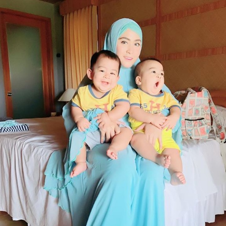 <p>April Jasmine dikaruniai anak kembar di kehamilan keduanya. Namanya Aqil dan Mahier. (Foto: Instagram @apriljasmine85)</p>