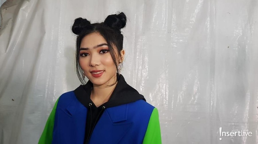 Isyana Sarasvati mengalami suara serak jelang manggung di HUT Transmedia ke-17. 