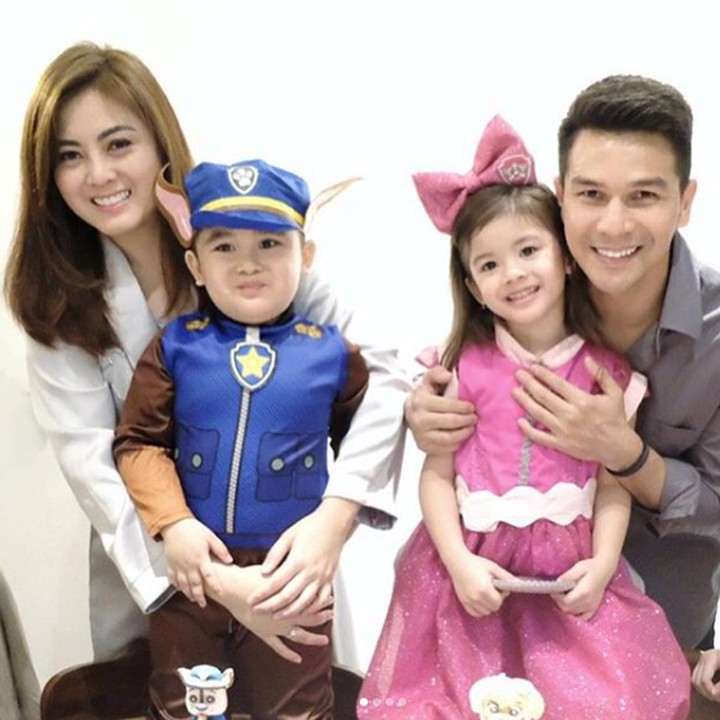 <p>Jonathan Frizzy memiliki <a href="https://hot.detik.com/celeb/d-4331591/selamat-ratna-galih-hamil-anak-kembar" target="_blank">anak kembar</a> yang menggemaskan bernama Zoe Joanna dan Zac Jaden. (Foto: Instagram @ijonkfrizzy)</p>