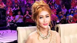 Inul Daratista Tampil dengan Busana Jadul yang Kekinian