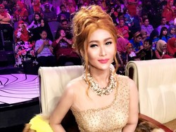 Inul Daratista Tampil dengan Busana Jadul yang Kekinian