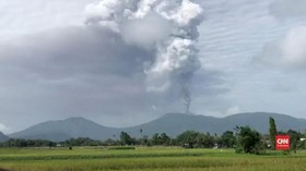 VIDEO: Gunung Soputan Erupsi, Status Siaga