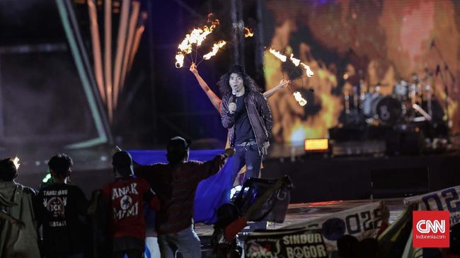 “Chaos at Free Slank Concert in Semarang with Tear Gas Fired by Officers”