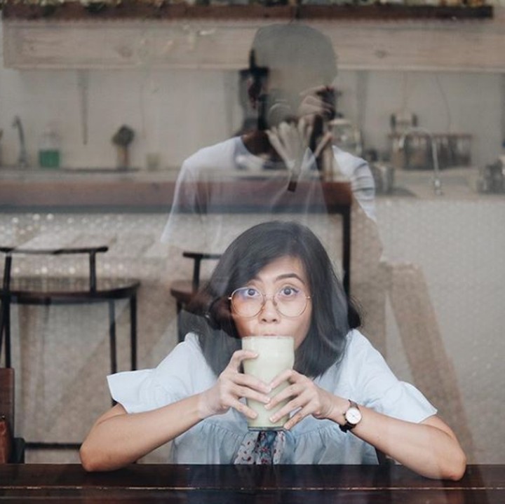 <p>Romantis nih. Rendy Pandugo rela keluar kafe demi memotret istri dari luar jendela. Keren juga ya hasil jepretan Rendy, Bun? (Foto: Instagram @miasesaria)</p>
