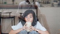<p>Romantis nih. Rendy Pandugo rela keluar kafe demi memotret istri dari luar jendela. Keren juga ya hasil jepretan Rendy, Bun? (Foto: Instagram @miasesaria)</p>