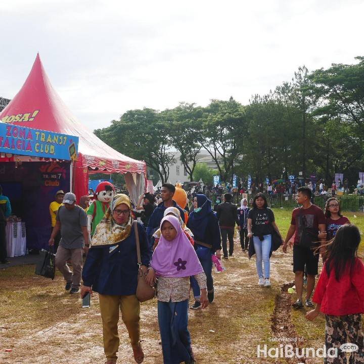 <p>Berbagai kalangan pun datang. Dari anak-anak hingga dewasa semua menikmati kebersamaan di HUT Transmedia ke-17 kali ini, Bun.</p>