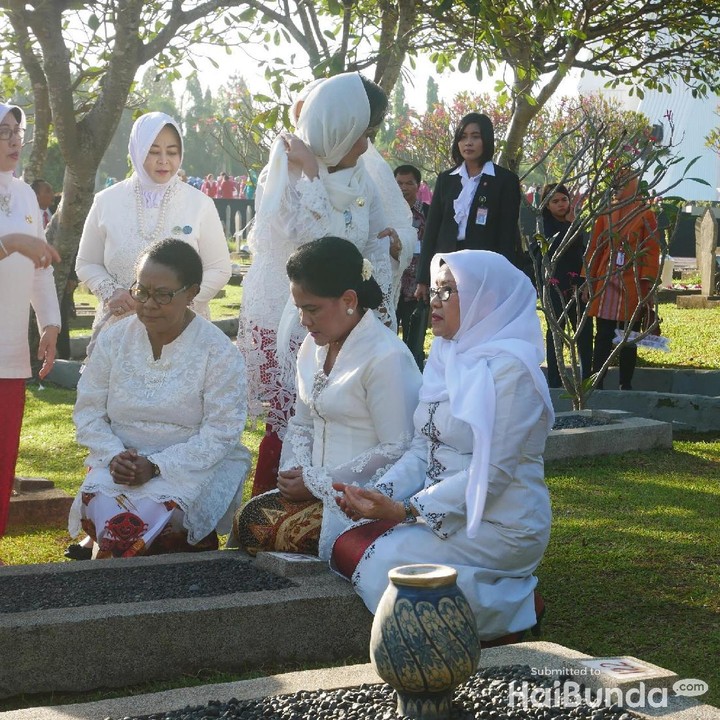 <p>Dengan khusyuk Iriana, Yohana Yembise dan Mufidah Jusuf Kalla mendoakan mendiang para wanita insipiratif ini.  </p>