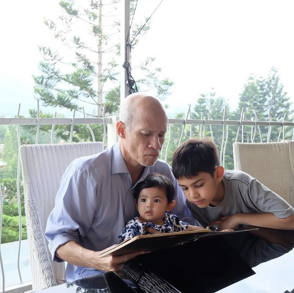 Sempat mengelak sudah menikah&comma; Risty Tagor pamer foto anak ketiga yang cantik