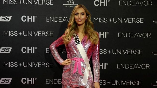 Di tahun ini sekaligus pertama dalam sejarah 66 tahun Miss Universe, kontes kecantikan ini memiliki konstestan transgender, Angela Ponce dari Spanyol.