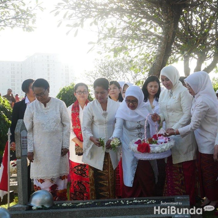 <p>Tak hanya Iriana, hadir pula  Menteri Pemberdayaan Perempuan dan Perlindungan Anak, Yohana Yembise, dan istri Wakil Presiden RI, Mufidah Jusuf Kalla.  </p>