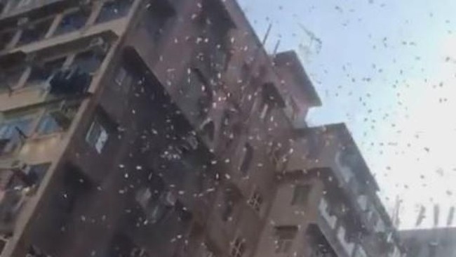 Kepolisian Hong Kong menangkap seorang lelaki, Wong Ching-kit lantaran membuat heboh dengan membuat hujan uang pada Minggu (16/12) pekan lalu.