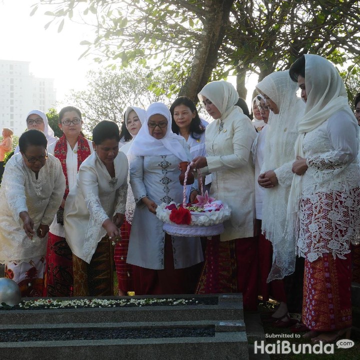 <p>Makam yang dikunjungi ketiganya mewakili wanita inspiratif termasuk ibu zaman modern, Bun, yaitu Dr Hj Nelly Adam Malik (istri Adam Malik yang pernah menjabat Wakil Presiden Republik Indonesia ke-3), Hj Ratu Emma Norma Soedharmono (istri mantan Wakil Presiden RI Sudharmono) dan Hasri Ainun Habibie (istri dari Presiden Indonesia Ketiga BJ. Habibie).</p>