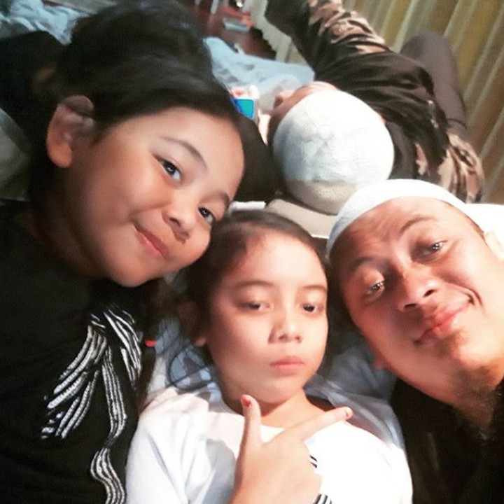 <p>Wefie Opick bersama kedua putrinya, Fatimah dan Maryam. (Foto: Instagram @opick_tomboati)</p>