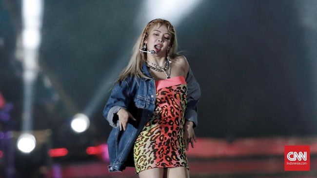 Hyoyeon 'SNSD' mengisahkan berbagai cerita, termasuk karier disjoki hingga kegemarannya akan masakan lokal dalam wawancara eksklusif bersama CNN Indonesia.