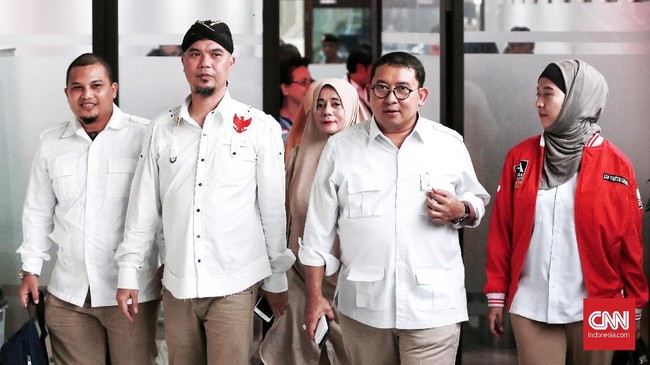 Wakil Ketua DPR Fadli Zon mempertanyakan ketetapan dari pengadilan atas penahanan Ahmad Dhani di Rutan Cipinang atas kasus ujaran kebencian.
