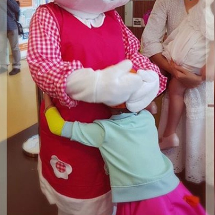 <p>"Sepanjang pesta, Shakira pegang tangan Hello Kitty. “I love you Hello Kitty. Thank you for coming to my party” ,“I love your dress Hello Kitty”, “Let’s dance Hello Kitty” Tidak sedetikpun dia tau, bahwa aku yang ada di dalam kostum Hello Kitty itu." tulis Denada di Instagram-nya. (Foto: Instagram @denadaindonesia)</p>
