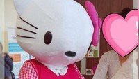 <p>"Sepanjang pesta, Shakira pegang tangan Hello Kitty. “I love you Hello Kitty. Thank you for coming to my party” ,“I love your dress Hello Kitty”, “Let’s dance Hello Kitty” Tidak sedetikpun dia tau, bahwa aku yang ada di dalam kostum Hello Kitty itu." tulis Denada di Instagram-nya. (Foto: Instagram @denadaindonesia)</p>