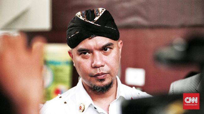 El dilarikan ke rumah sakit karena asam lambung yang ia derita. Hal tersebut juga dipicu diet yang sedang dijalani oleh El.
