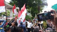 Massa Demo Tuntut Negara Segera Rampas Gedung Granadi