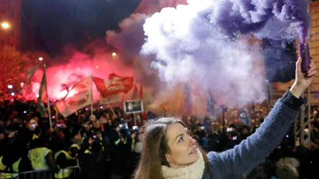 Demonstran di Ibu Kota Budapest, Hungaria terlibat bentrok dengan aparat pada Minggu (16/12) saat menentang aturan lembur yang baru disahkan.