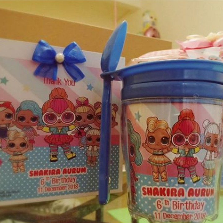 <p>Nah, ini goody bags yang dibagikan buat teman-teman Shakira. Ada susu, tumbler, permen, kartu ucapan, dan lain-lain. Semuanya dipacking rapi dan cantik banget. Jadi pengen, bagi dong Shakira he-he-he. (Foto: Instagram @denadaindonesia)</p>