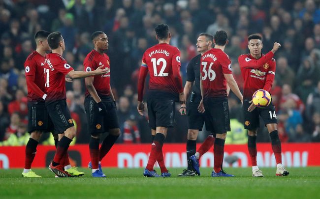 Bukan Lagi 'Setan' yang Menakutkan Di musim ini Manchester United tidak saja kewalahan menghadapi tim-tim papan atas tetapi juga tim papan bawah Liga Primer Inggris.