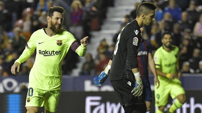 Legenda sepak bola Argentina Diego Maradona menyebut bintang Barcelona Lionel Messi bukan sebagai seorang pemimpin.