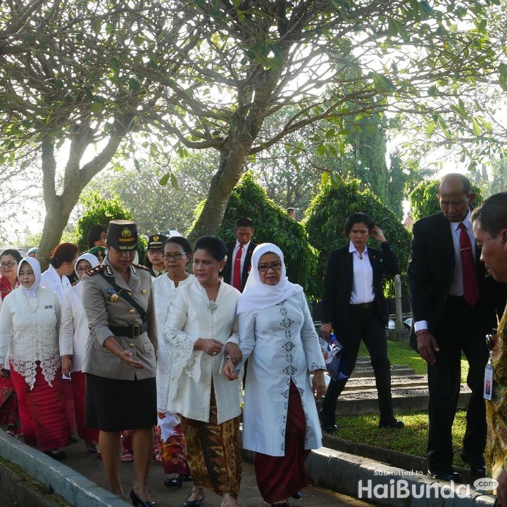 <p>Dalam rangka menuju puncak Peringatan Hari Ibu (PHI) ke-90 pada 22 Desember mendatang, Kementerian Pemberdayaan Perempuan dan Perlindungan Anak (Kemen PPPA) bersama 6 organisasi perempuan dan Iriana Joko Widodo melakukan ziarah dan tabur bunga ke makam para pahlawan di Taman Makam Pahlawan Kalibata, Jakarta Selatan pada Senin (17/12/2018).   </p>