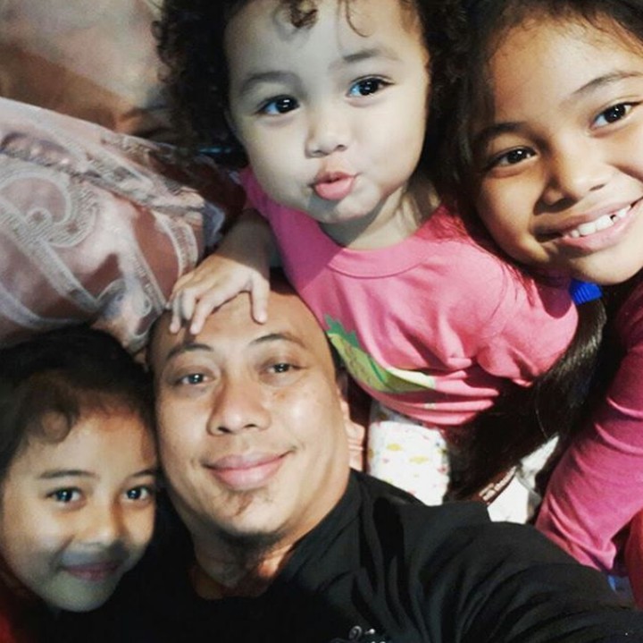 <p> Begini gaya Opick selfie, saat lagi santai sama anak-anaknya. (Foto: Instagram @opick_tomboati)</p>
